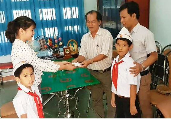 nhat-duoc-tui-co-vang-hoc-sinh-lop-3-nop-thay-hieu-truong