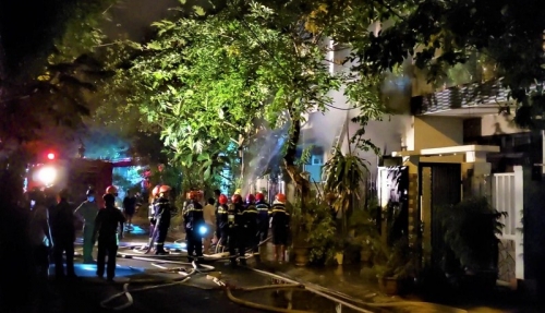 Cháy nhà 2 tầng vắng chủ, cảnh sát phá cửa nhà dập lửa trong đêm
