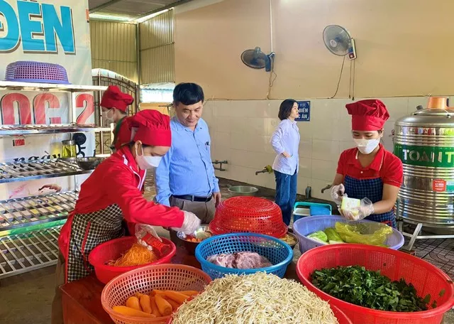 Nhiều bếp ăn bán trú ở Nghệ An chưa đảm bảo an toàn thực phẩm
