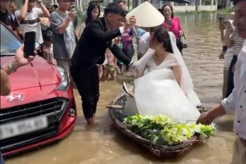 Chú rể ở Nghệ An dùng thuyền rước dâu vào hôn trường

