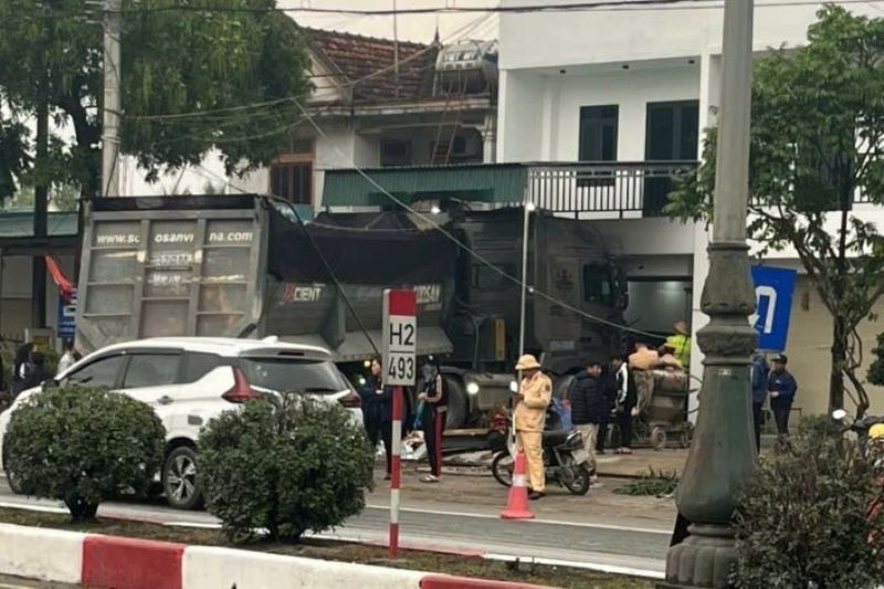 Hà Tĩnh: Đang lưu thông trên quốc lộ, xe đầu kéo bất ngờ lao vào nhà dân
