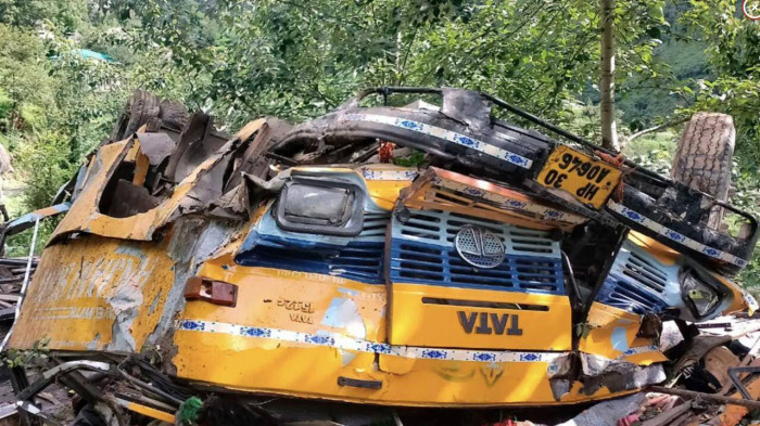 Xe bus chở rất đông học sinh lao xuống hẻm núi ở Ấn Độ, 16 người thiệt mạng
