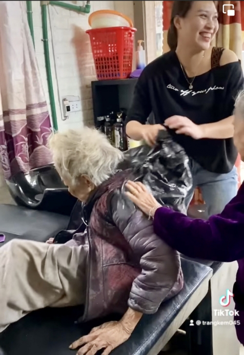 Khoảnh khắc cụ bà 91 tuổi đưa em gái 81 tuổi ra hàng gội đầu: Dỗ mãi em mới chịu đi
