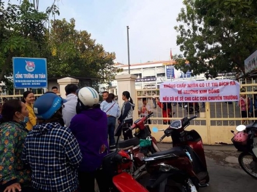 phu-huynh-cang-bang-ron-phan-doi-thay-the-hieu-truong