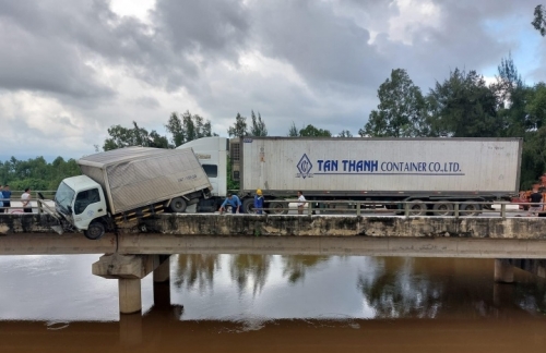 Xe tải vắt vẻo trên thành cầu sau tai nạn liên hoàn
