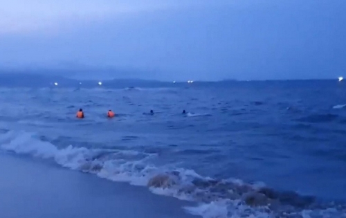Tắm biển giữa sóng lớn, 6 học sinh bị cuốn ra xa, cứu được 5 em
