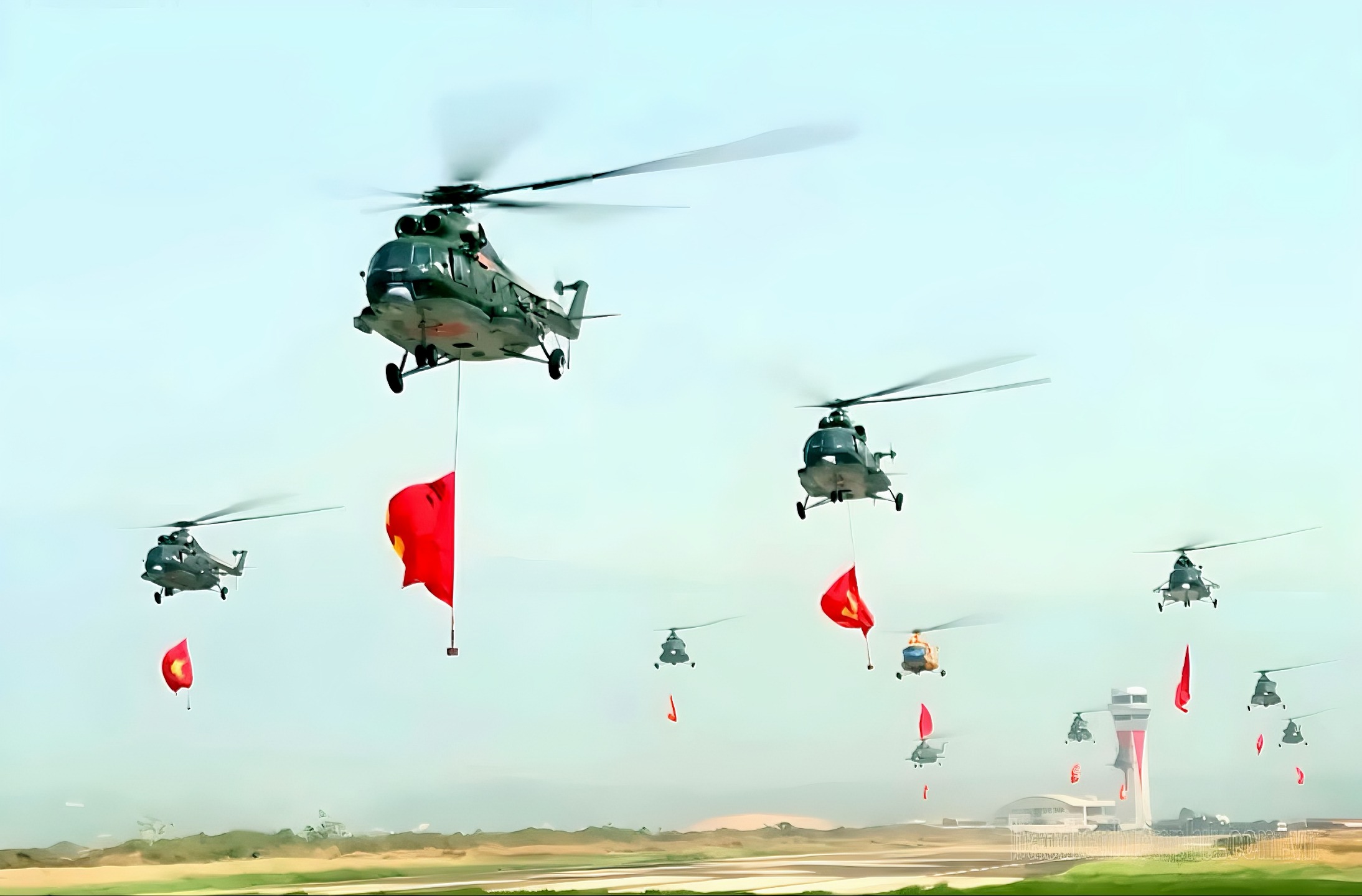 Những hình ảnh lạ mắt về phi đội trực thăng cùng 12.000 người oai hùng tại Điện Biên
