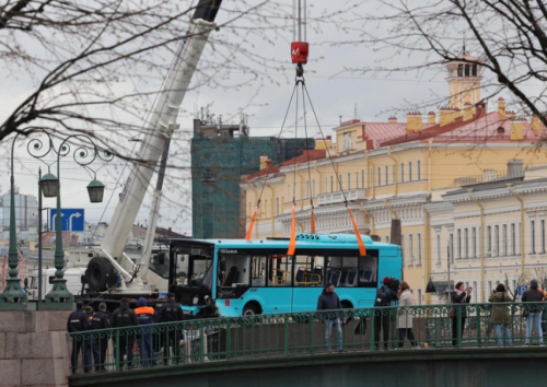 Xe buýt lao xuống sông ở Nga, nhiều người thương vong
