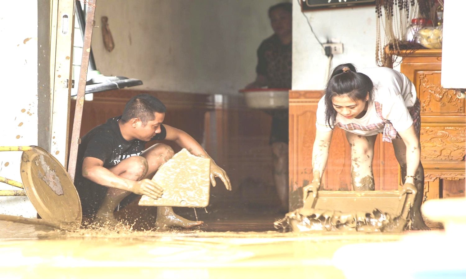 Gượng dậy từ những hoang tàn
