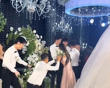 Chàng trai cầu hôn nhầm người trong đám cưới và cái kết
