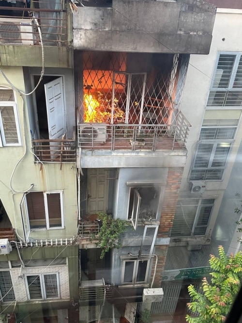 Nóng: Cháy lớn tại căn nhà 4 tầng ở Hà Nội, 2 bé trai cùng gia đình leo ban công thoát thân
