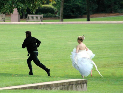 Chú rể định bỏ trốn, cô dâu mặc váy cưới đuổi theo 20 km để ép thành hôn
