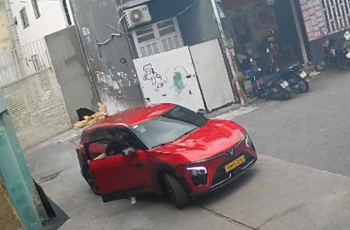 Một học sinh lớp 10 ở TP Hồ Chí Minh mất liên lạc sau khi lên xe taxi từ 22/6
