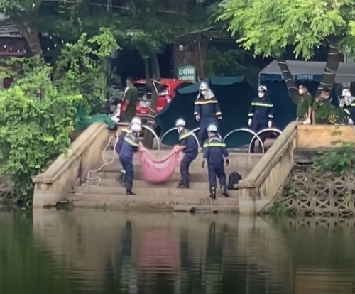Kinh hãi phát hiện thi thể cô gái trẻ đeo ba lô có gạch dưới hồ
