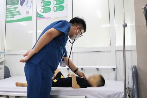 Bé 3 tuổi suýt nguy kịch vì uống lá lộc mại chữa táo bón
