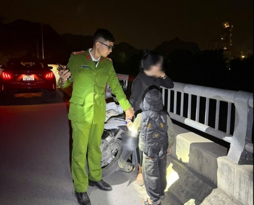 Chồng chết, người vợ trẻ ôm con trai 4 tuổi định nhảy cầu tự tử